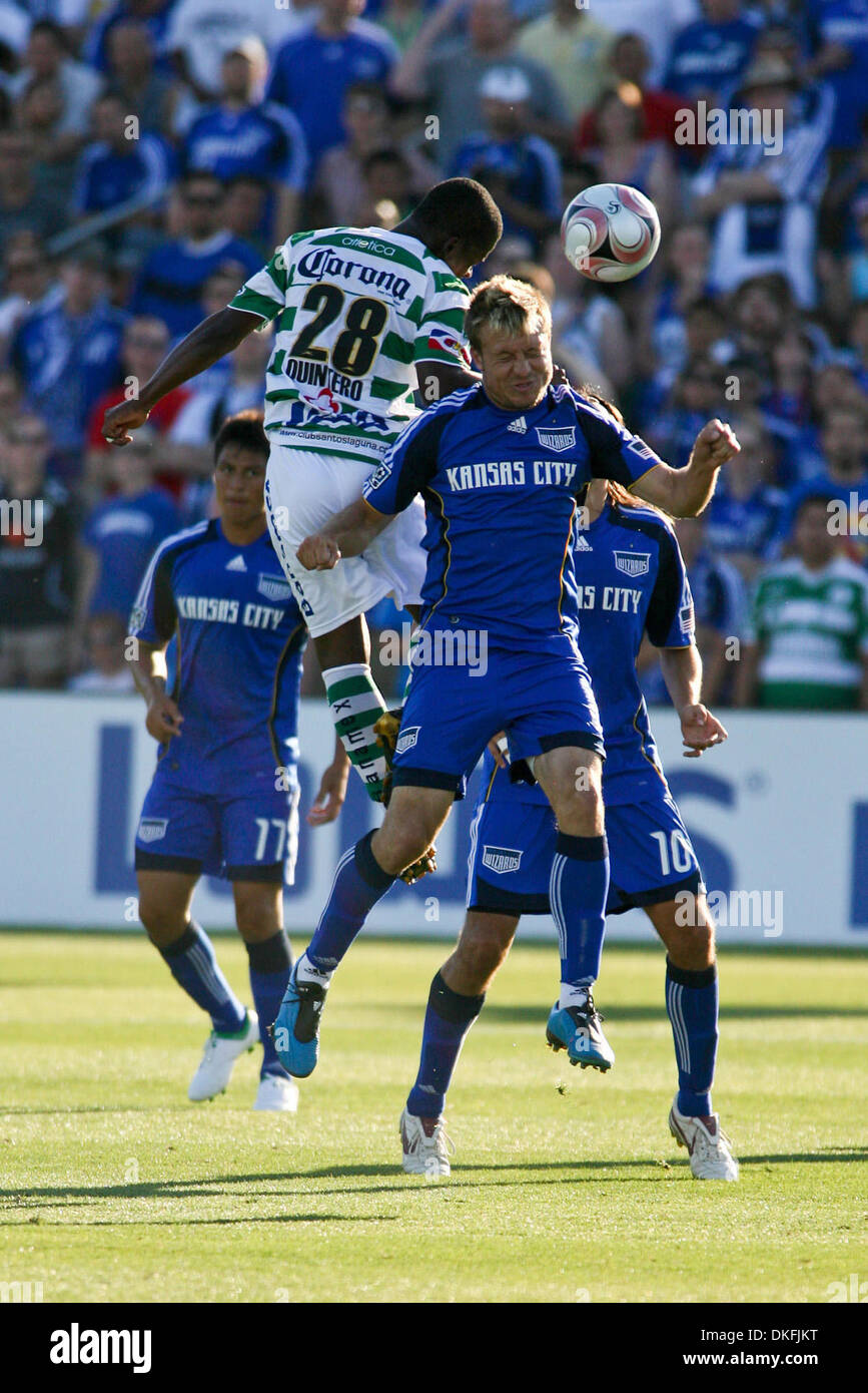 Giu 28, 2009 - Kansas City, Kansas, Stati Uniti d'America - Carlos Darwin Quintero #28 del Club Santos Laguna e Michael Harrington #2 del Kansas City Wizards go up per il possesso della palla durante il Santos Laguna vs Kansas City Wizards soccer match in SuperLiga 2009 torneo. Il Santos Laguna sconfitto il Kansas City Wizards 3-1 a CommunityAmerica Ballpark. (Credito Immagine: © Tyson Hof Foto Stock