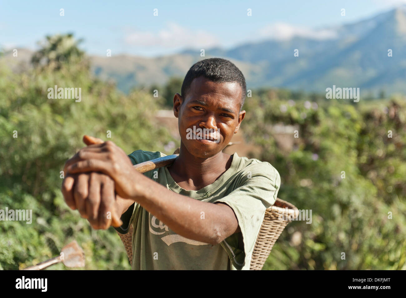 Giovane uomo del popolo Antandroy portando un cesto per il lavoro sul campo, Tolagnara, Madagascar Foto Stock