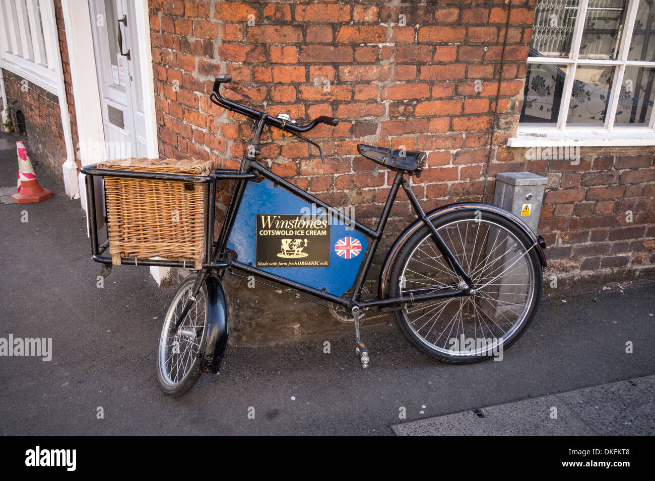 Winstones Cotswold Gelato segno sulla vecchia bicicletta, Wotton under edge, Gloucestershire, Regno Unito Foto Stock