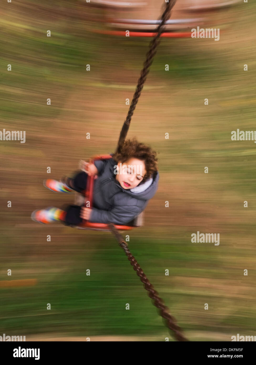 Immagine sfocata del ragazzo su swing Foto Stock