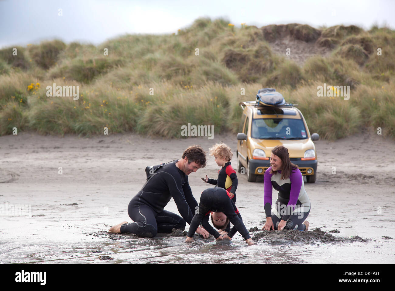 Famiglia con due ragazzi giocando sulla spiaggia Foto Stock