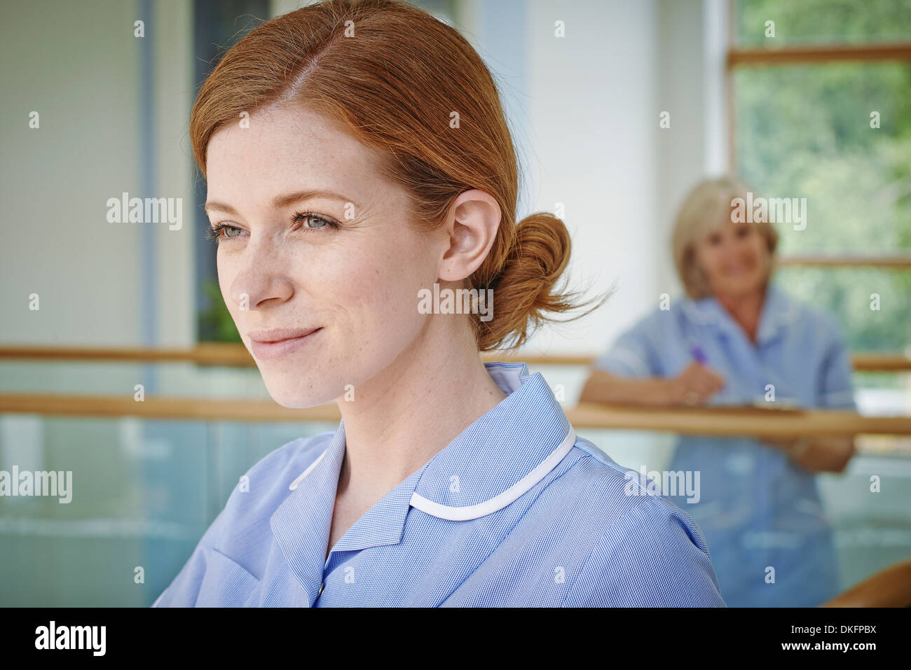 Due infermieri femmina in hospital atrium balcone Foto Stock