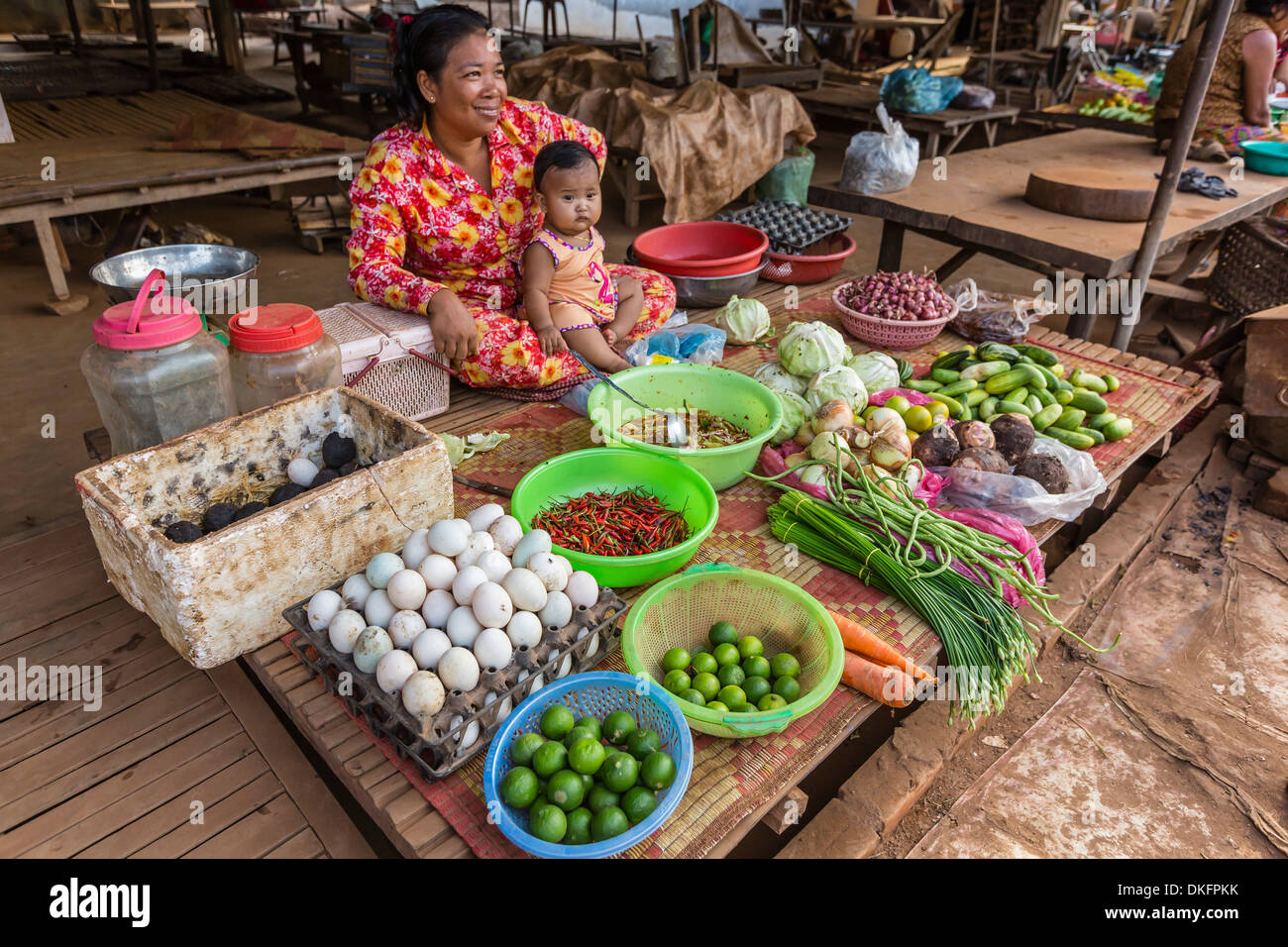 Mercato locale nel villaggio di Angkor divieto, sulle rive del fiume Mekong, Battambang Provincia, Cambogia, sud-est asiatico Foto Stock