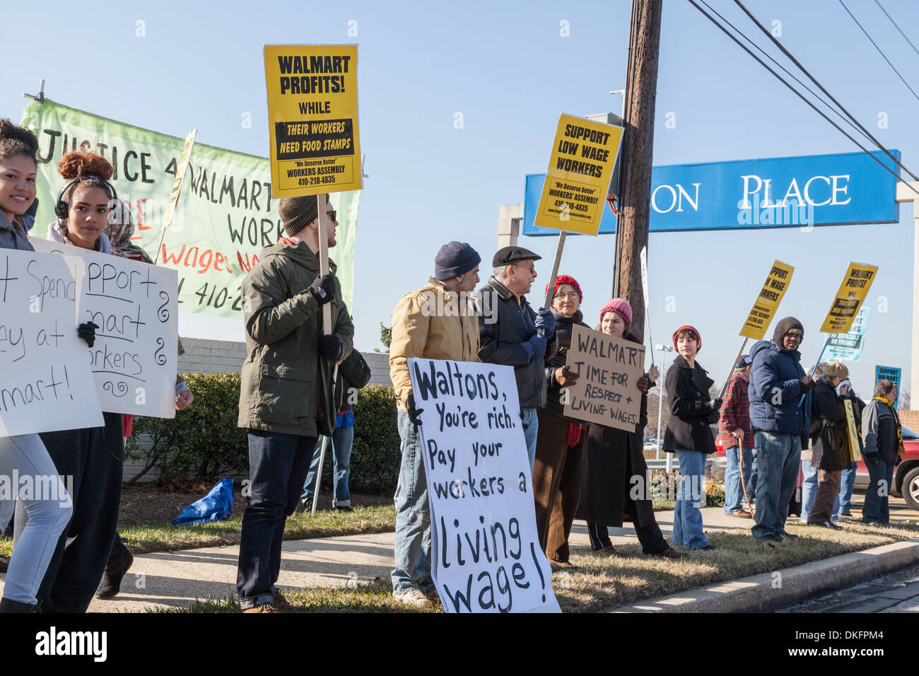 Venerdì nero anti-Walmart protesta, supporto di salari, Towson, Maryland Baltimore County. Foto Stock