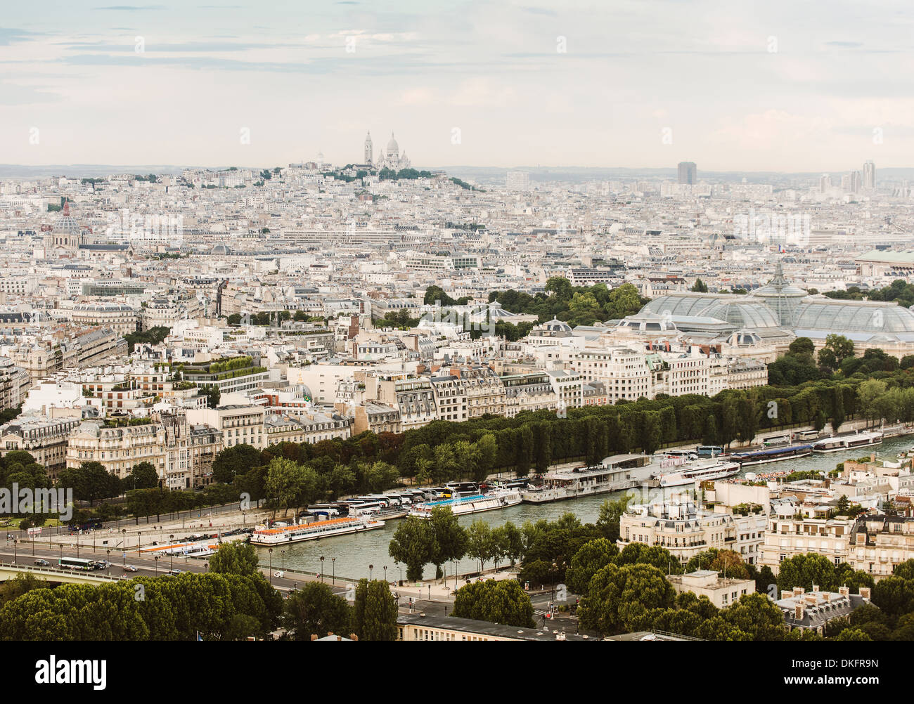 Vista dalla cima della Torre Eiffel, Paris, Francia verso Monmatre e Sacre Coeur Foto Stock
