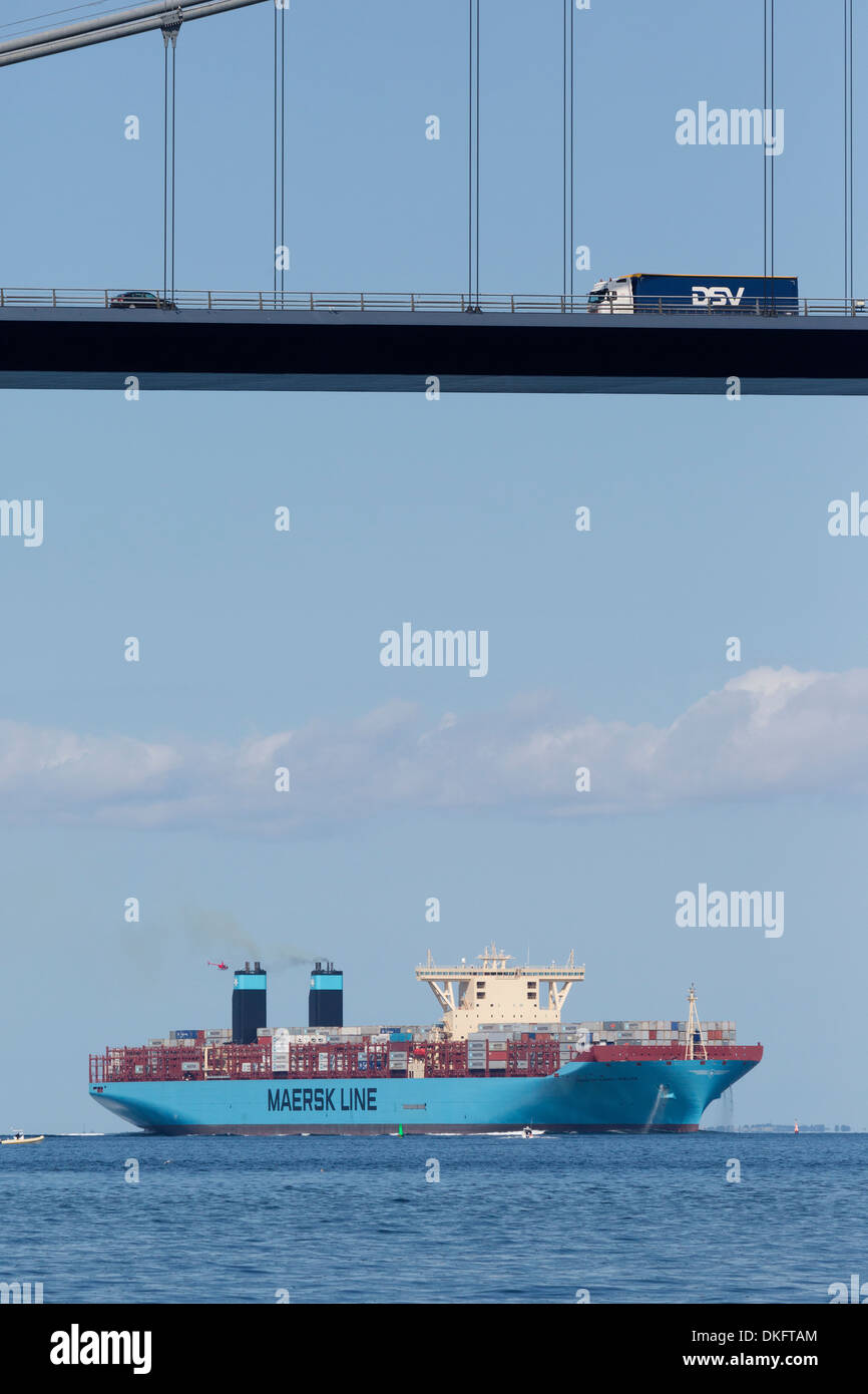 Il primo dei venti Triple-E 18.200 tue navi container, M/V Maersk Mc-Kinney Møller, passa sotto il grande ponte della cinghia. Foto Stock