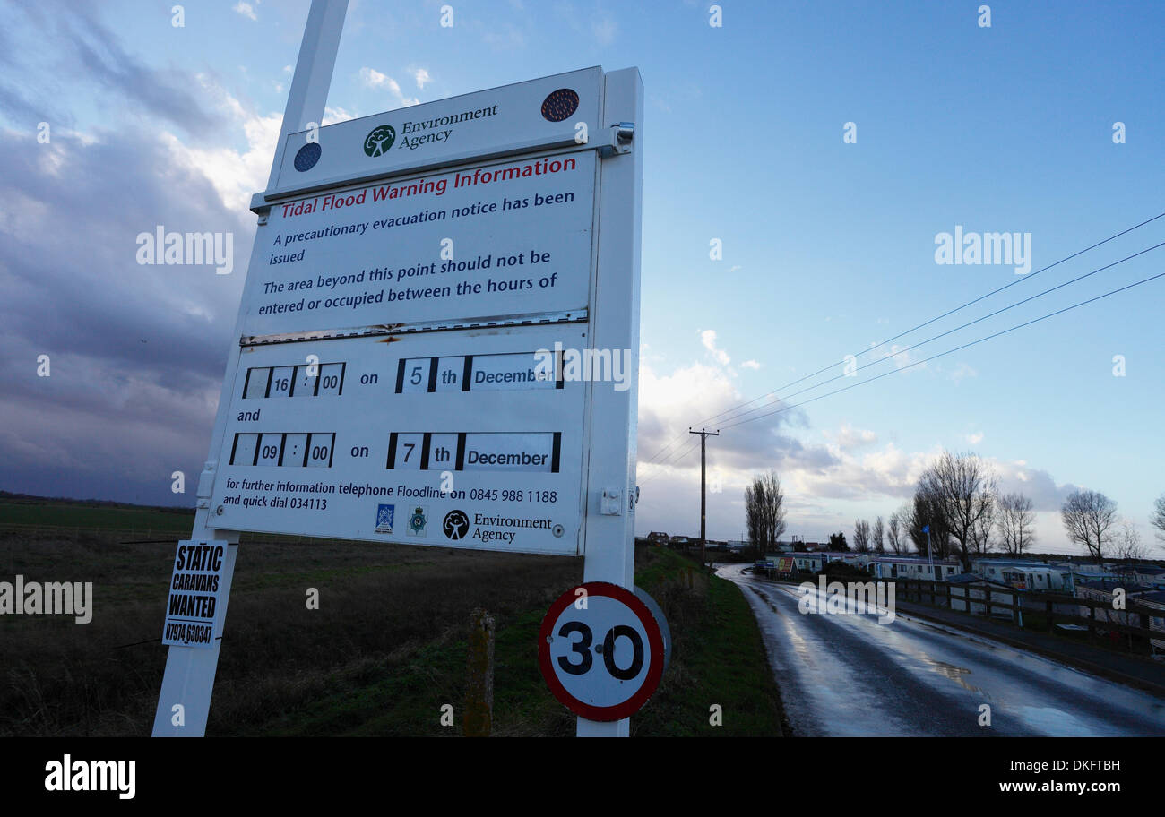 Heacham, Norfolk, Regno Unito. 05 Dic, 2013. Come rafforzare i venti e la tempesta si avvicina ad una precauzione avviso di evacuazione è rilasciato dall'Agenzia per l'ambiente a Heacham in Norfolk. Chalets costiere e caravan sono lasciati vuoti e l'area inondabile è quello di essere fuori dai limiti. Credito: Stuart Aylmer/Alamy Live News Foto Stock