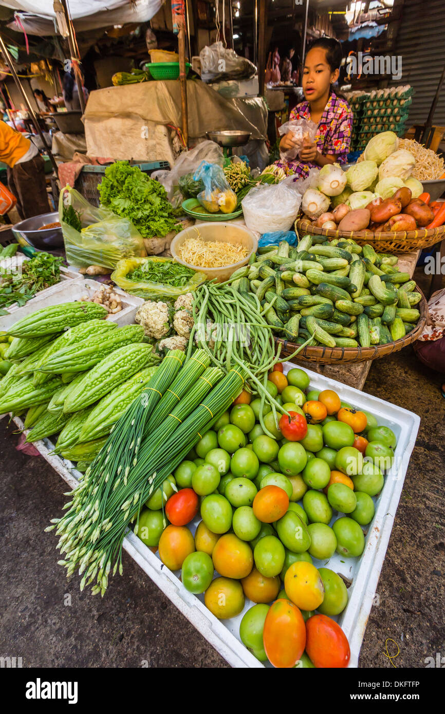 Ortaggi freschi al mercato di strada nella capitale Phnom Penh, Cambogia, Indocina, Asia sud-orientale, Asia Foto Stock