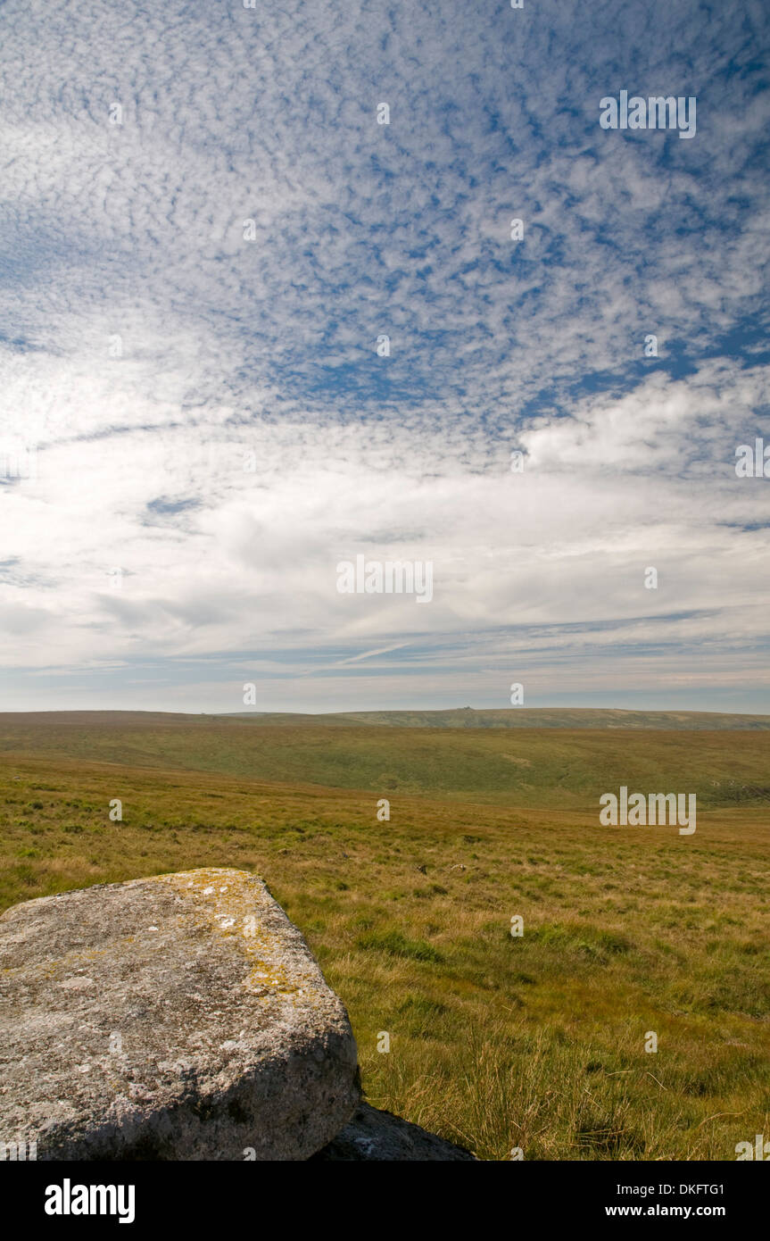Attraente skyscape guardando ad ovest dalla collina Hangingstone su Dartmoor Foto Stock