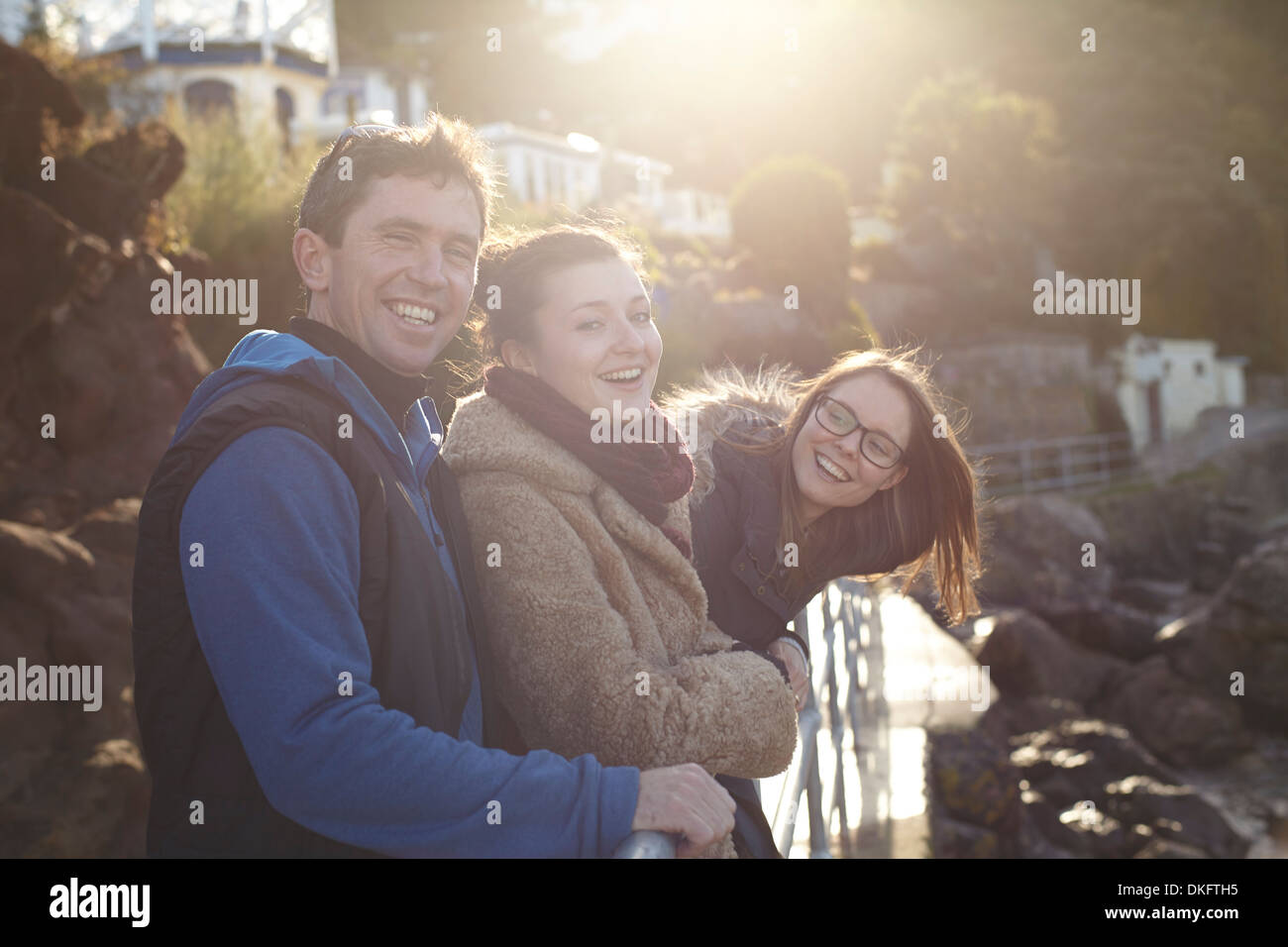 Gli amici sul giorno di viaggio nel Devon, Regno Unito indossando abiti invernali Foto Stock