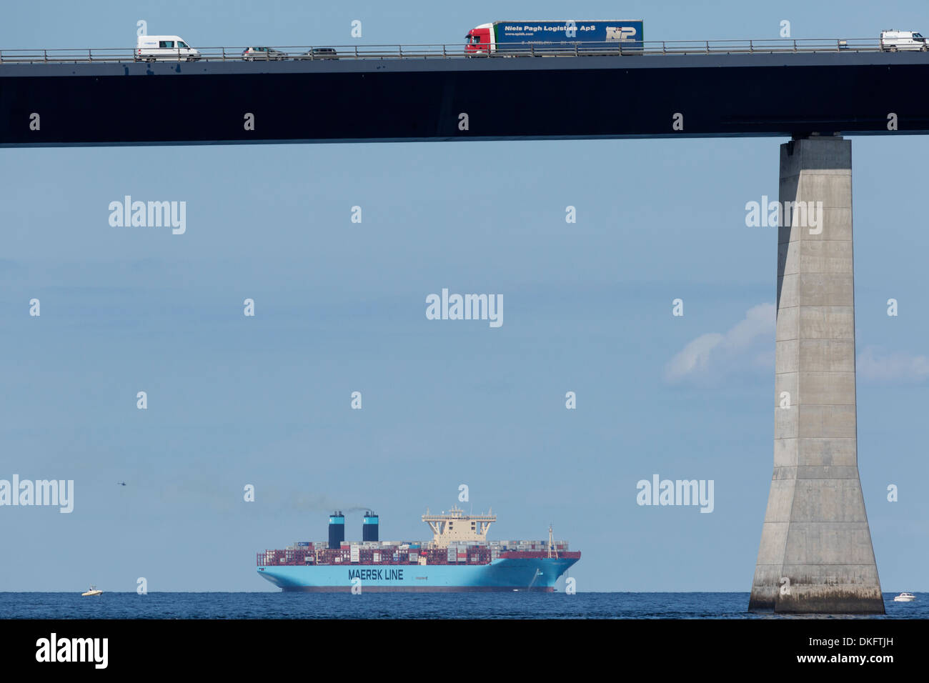 Il primo dei venti Triple-E 18.200 tue navi container, M/V Maersk Mc-Kinney Møller, passa sotto il grande ponte della cinghia. Foto Stock