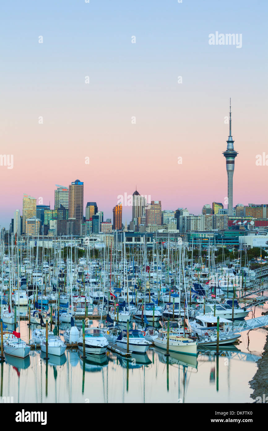 Westhaven Marina e dello skyline della città e dal porto di Waitemata di Auckland, Isola del nord, Nuova Zelanda, Pacific Foto Stock