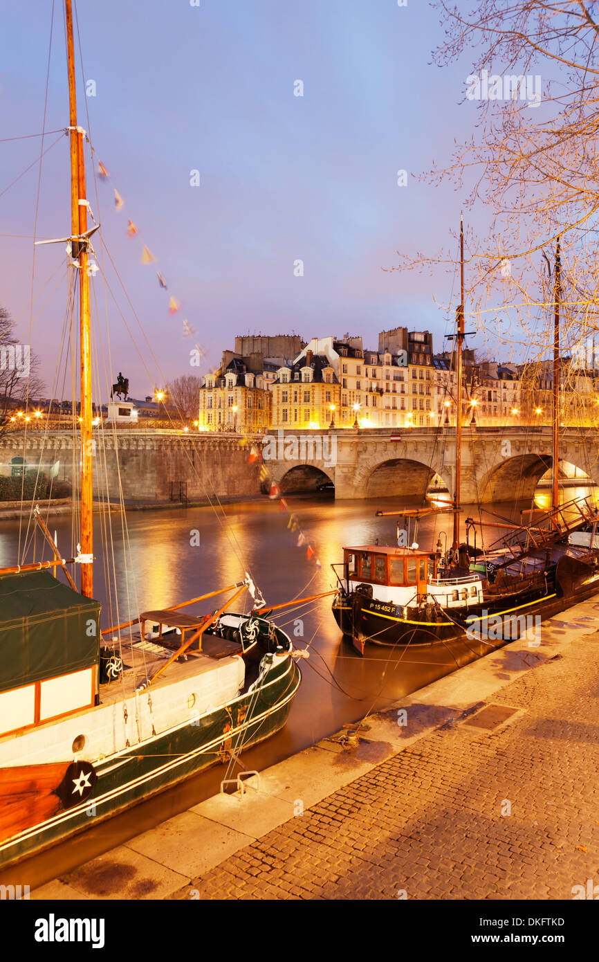 Navi sul Fiume Senna e Pont Neuf Bridge, Parigi, Ile de France, Francia, Europa Foto Stock