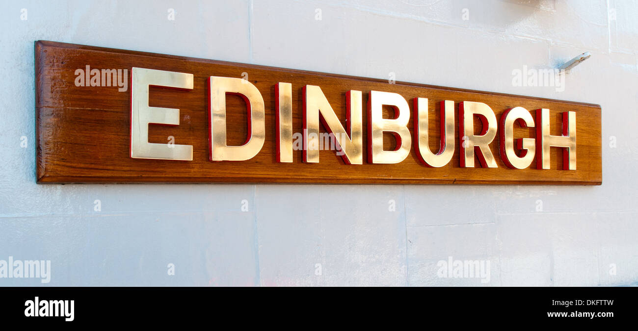 HMS nome di Edimburgo sulla placca del tipo 42 cacciatorpediniere Foto Stock