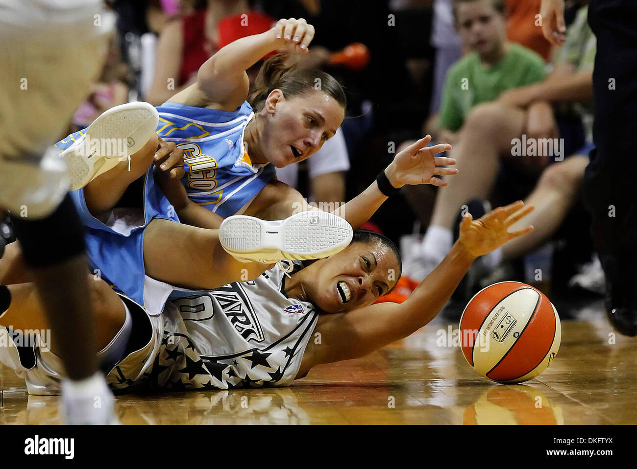 Silver Stars' Helen Darling (fondo) e Chicago Sky della Erin Thorn (top) competere per una sfera allentato nella seconda metà presso l'AT&T Center di San Antonio su Venerdì, 3 luglio 2009. Kin uomo Hui/kmhui@express-news.net (credito Immagine: © San Antonio Express-News/ZUMA Press) Foto Stock