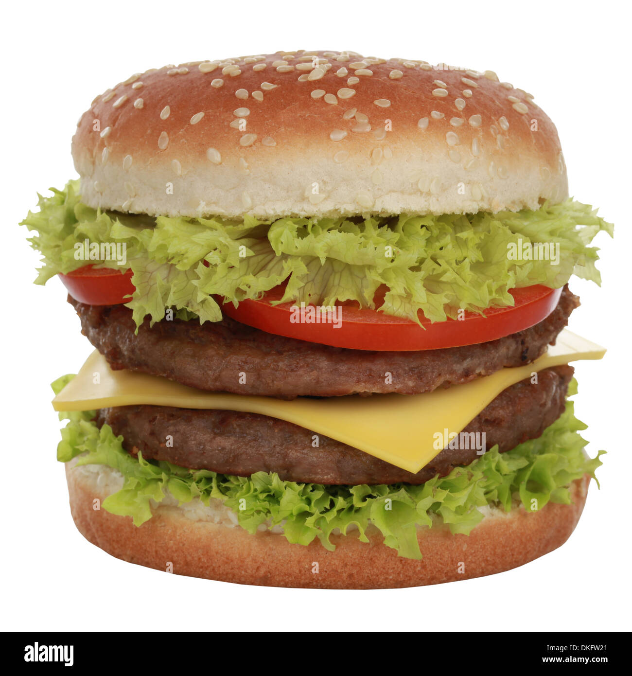 Doppio Cheeseburger con carne di manzo, pomodori, lattuga e formaggio, isolato su bianco Foto Stock