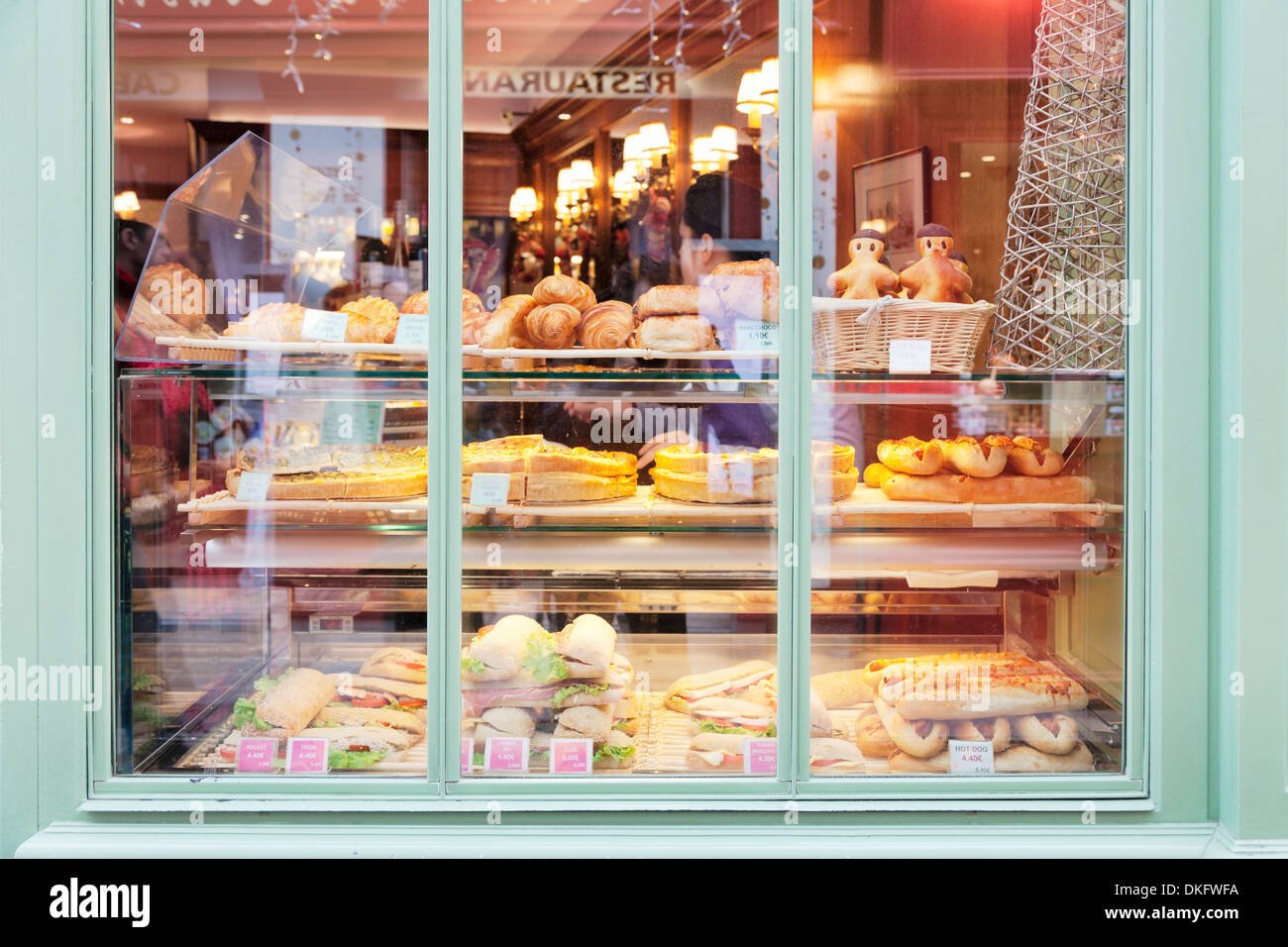 Vetrina con panini e Quiche Lorraine a La Place du Tertre, Montmartre, Parigi, Ile de France, Francia, Europa Foto Stock