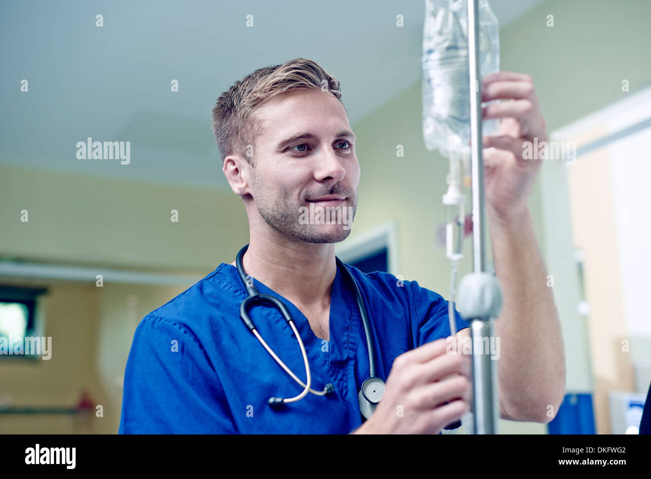 Controllo medico fleboclisi in ospedale Foto Stock