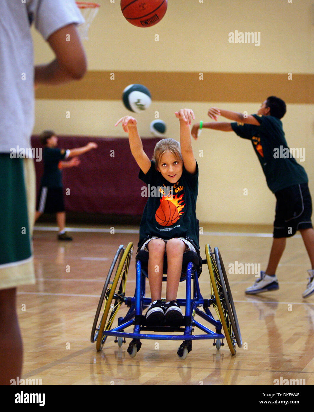 TP 309235 FLYN hoops 1 (07/17/2009) Emily Clarke, 10, prassi passando il basket con la Porche concedere un USF donna giocatore di basket. "Mi ha chiesto se volevo venire a uno dei suoi giochi,'' Emily detto di Porche. Contea di Hillsborough Parchi e Ricreazione sezione atletica teamed in su con sport paraolimpico Tampa Bay per un estate baskteball clinic tenuto a tutte le persone del centro di vita Foto Stock