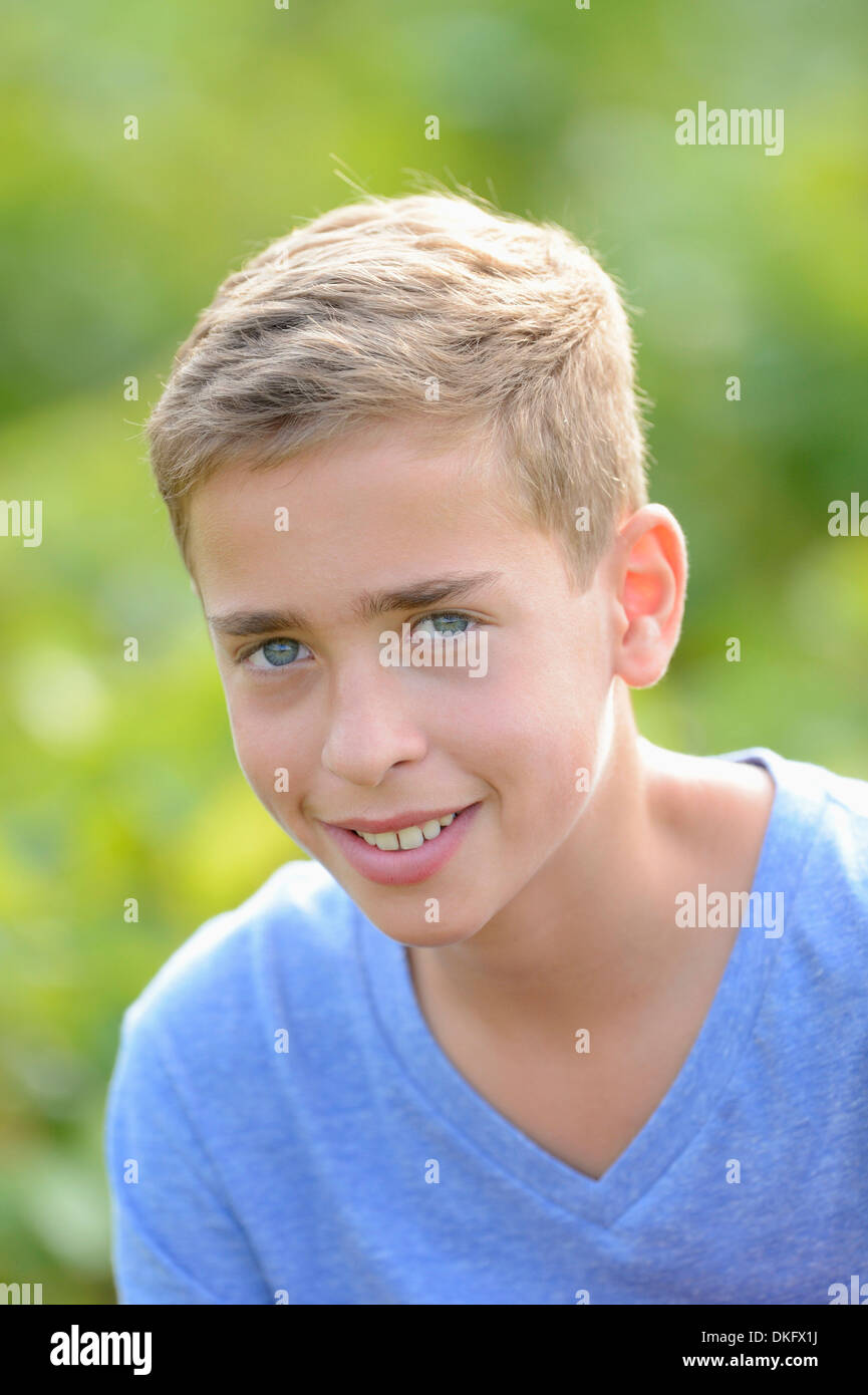 Sorridente ragazzo adolescente, ritratto Foto Stock