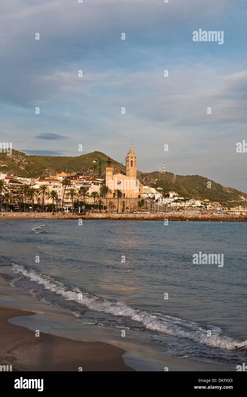 Vista sul mare e la chiesa di Sant Bartomeu mi Santa Tecla, Sitges, Catalogna, Spagna Foto Stock