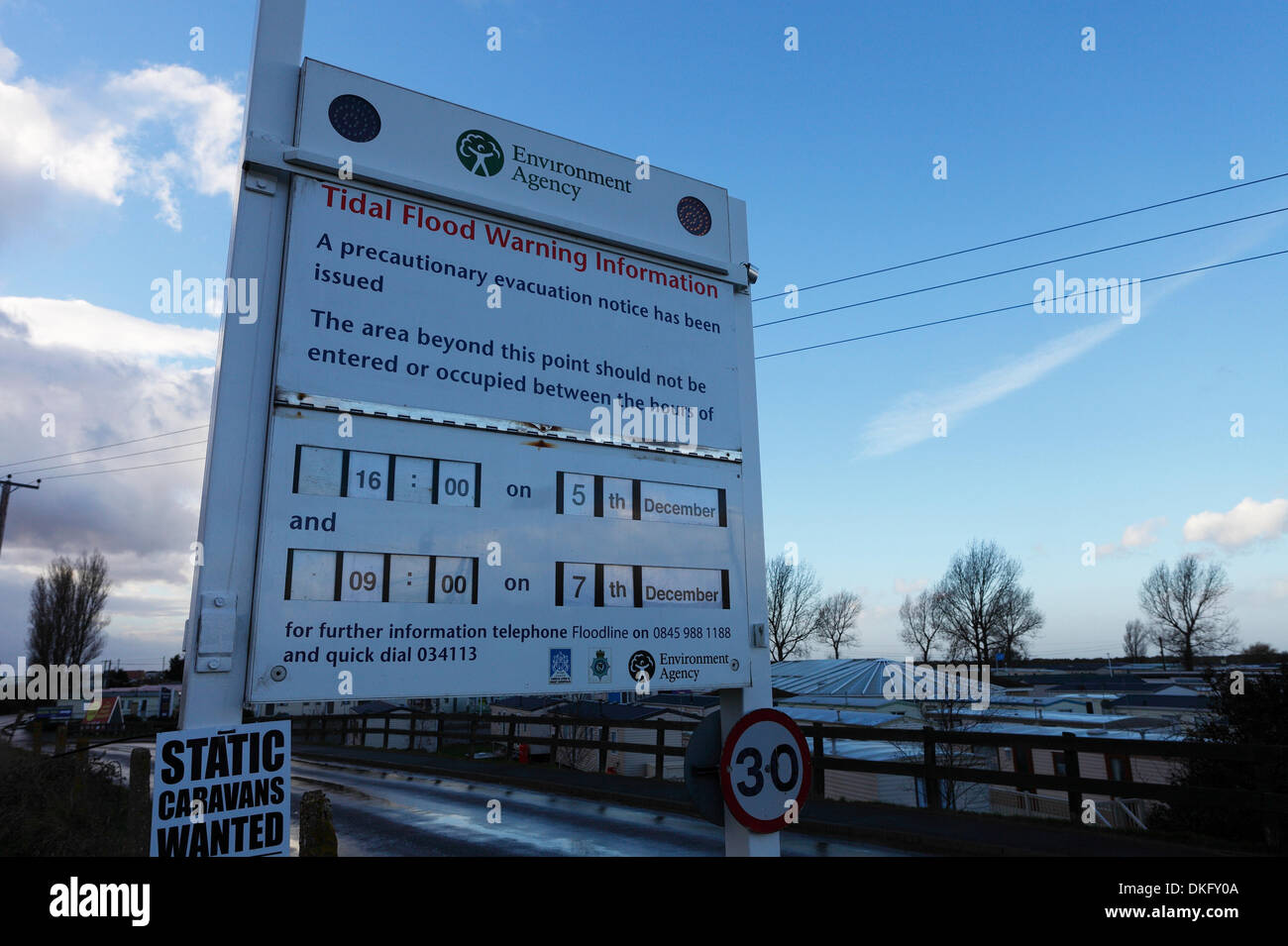Heacham, Norfolk, Regno Unito. 05 Dic, 2013. Come rafforzare i venti e la tempesta si avvicina ad una precauzione avviso di evacuazione è rilasciato dall'Agenzia per l'ambiente a Heacham in Norfolk. Chalets costiere e caravan sono lasciati vuoti e il rischio di alluvione area è al di fuori dei limiti. Credito: Stuart Aylmer/Alamy Live News Foto Stock