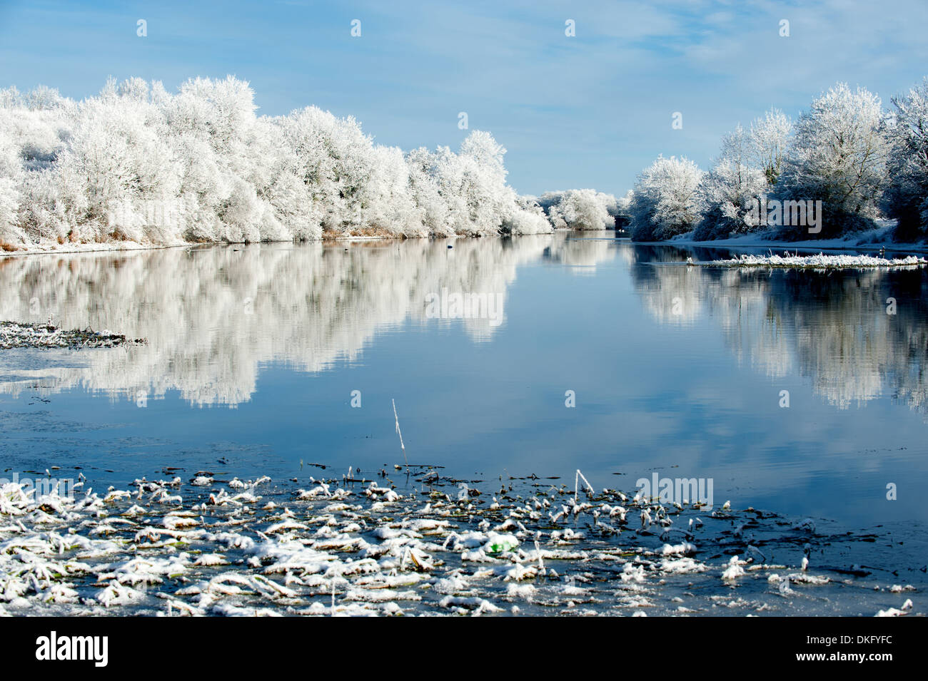 Incredibile inverno riverbank vista. Foto Stock