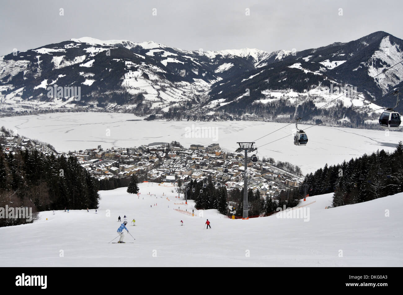 Sciare giù verso la località di Zell am See, Austria Foto Stock
