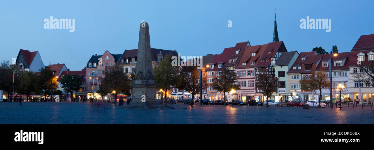 Facciate di case presso la cattedrale di piazza in luce della sera, la città di Erfurt, Turingia, Germania, Europa Foto Stock