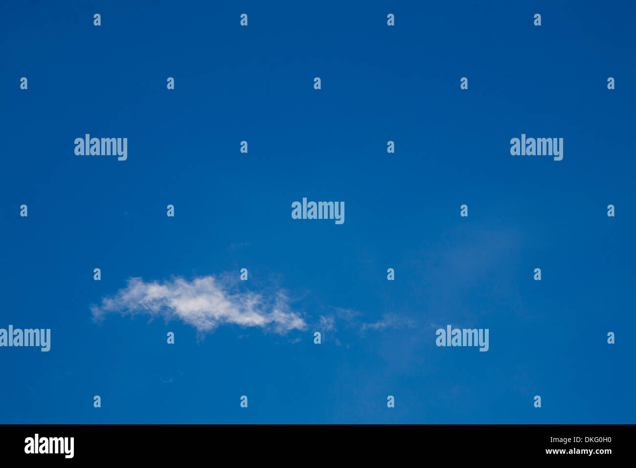 Singola nuvola nel cielo blu. Foto Stock