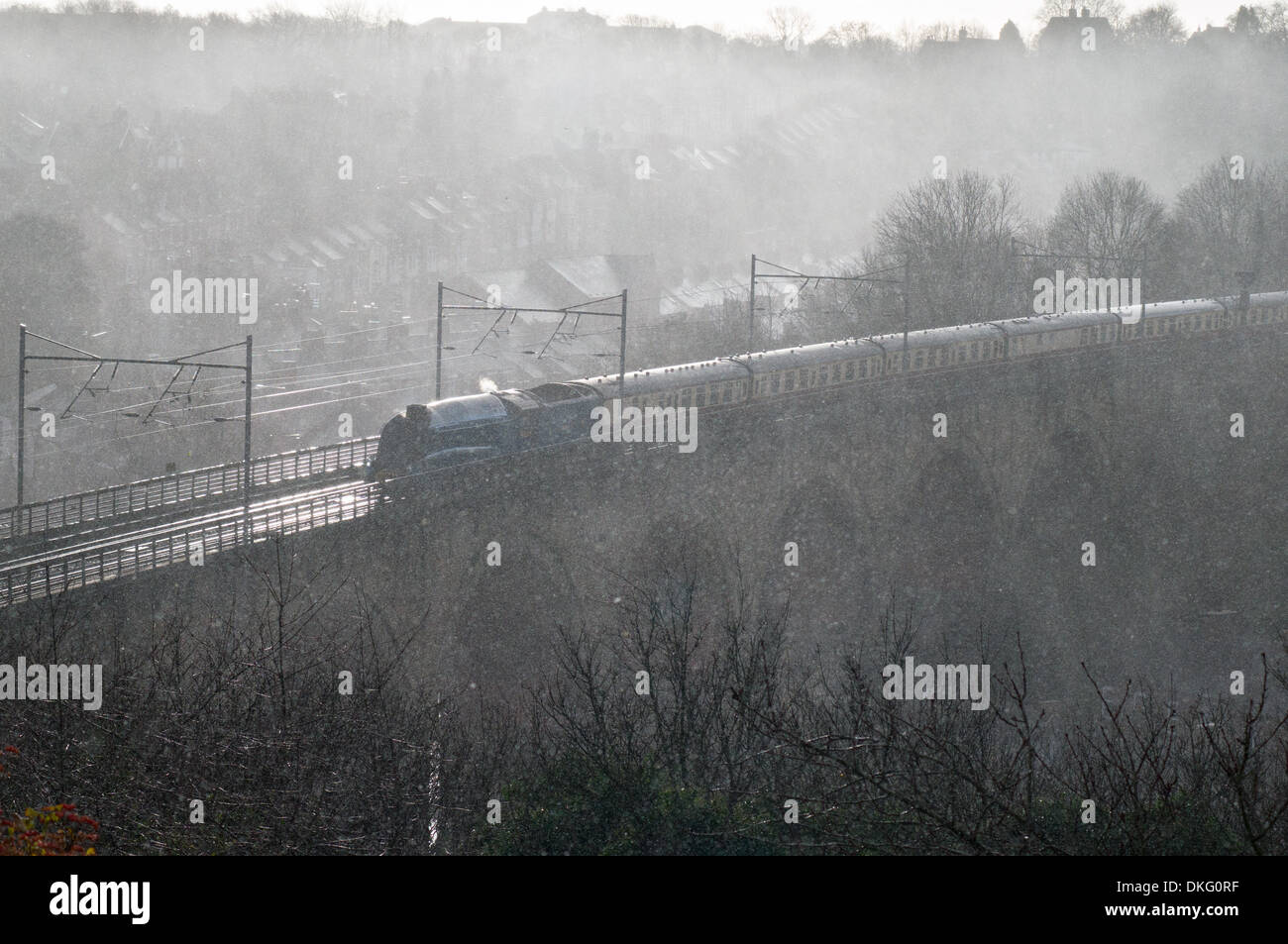 Durham, Regno Unito. Il 5 dicembre 2013. Un treno a vapore A4 Tarabuso attraversando Durham viadotto durante la tempesta di neve 5-12-13 Credito: Washington Imaging/Alamy Live News Foto Stock