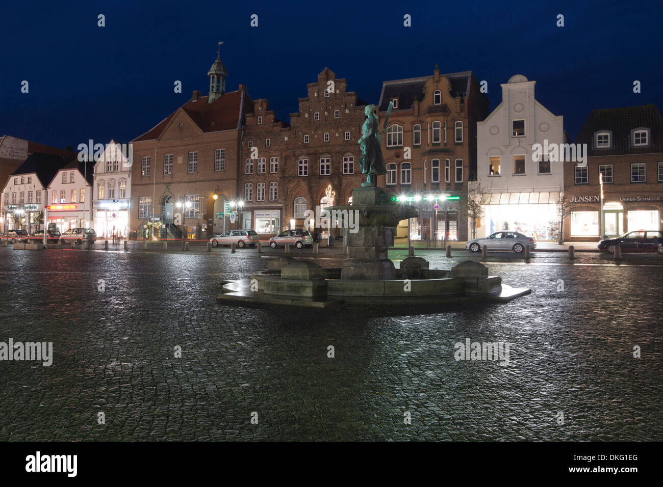 Tine-brunnen fontana con il municipio storico di notte, husum città, SCHLESWIG-HOLSTEIN, Germania, Europa Foto Stock
