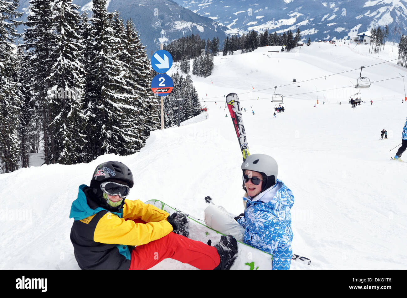 Fratello e Sorella in una vacanza sugli sci, Zell am See, Austria Foto Stock