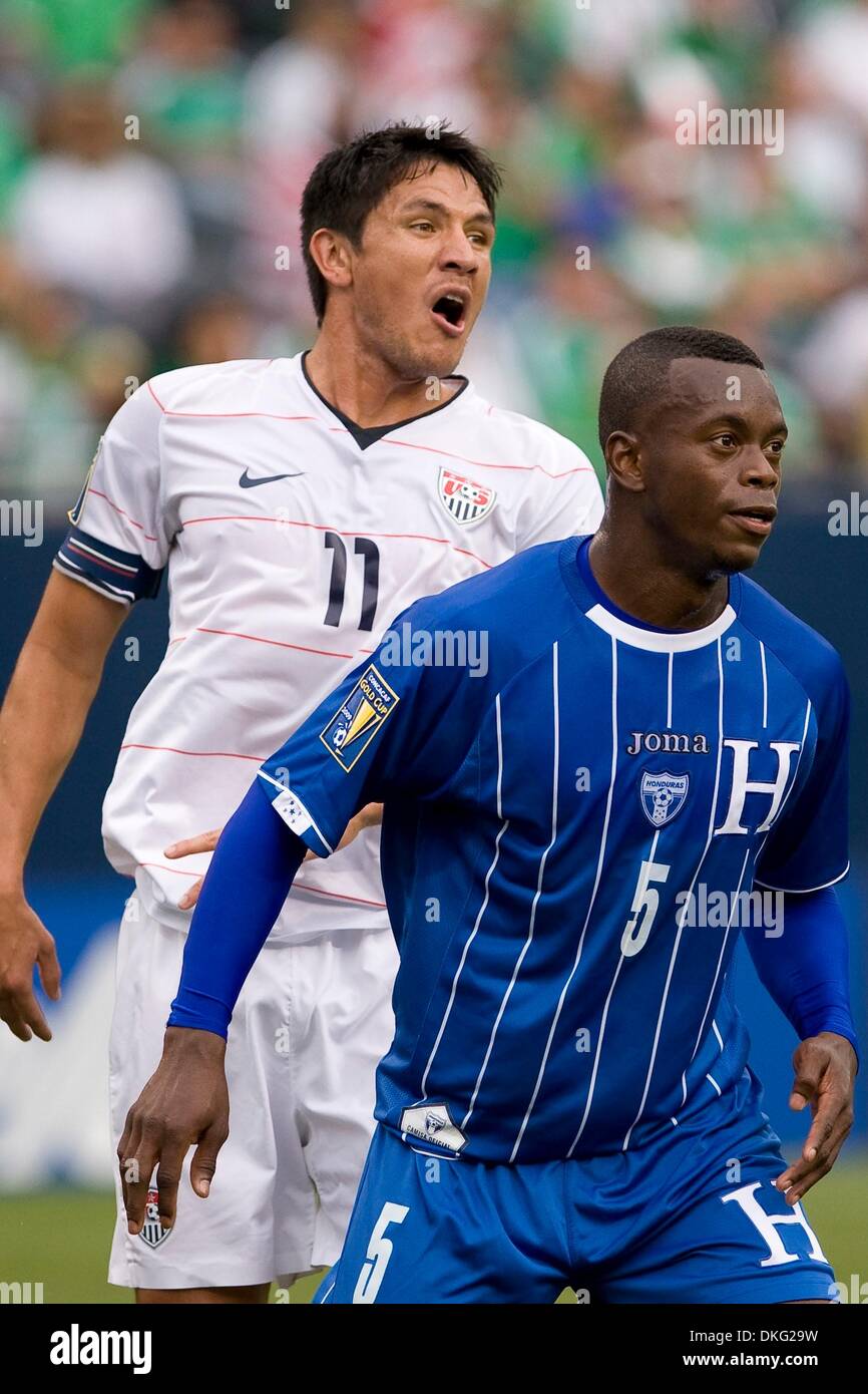 Jul 23, 2009 - Chicago, Illinois, Stati Uniti d'America - STATI UNITI D'AMERICA BRIAN CHING e Honduras" ERICK NORALES watch per la sfera durante il loro gioco alla semifinale della CONCACAF Gold Cup al Soldier Field di Chicago. Stati Uniti d'America ha vinto 2-0 per avanzare alla finale. (Credito Immagine: Â© Chris McGuire Southcreek/EMI/ZUMA Press) Foto Stock