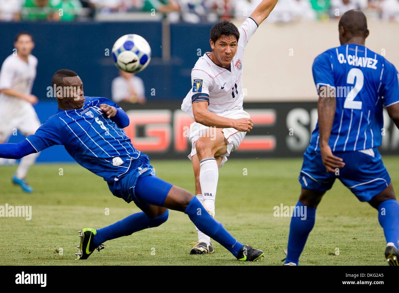 Jul 23, 2009 - Chicago, Illinois, Stati Uniti d'America - STATI UNITI D'AMERICA BRIAN CHING va contro l'Honduras' ERICK NORALES durante il loro gioco alla semifinale della CONCACAF Gold Cup al Soldier Field di Chicago. Stati Uniti d'America ha vinto 2-0 per avanzare alla finale. (Credito Immagine: Â© Chris McGuire Southcreek/EMI/ZUMA Press) Foto Stock