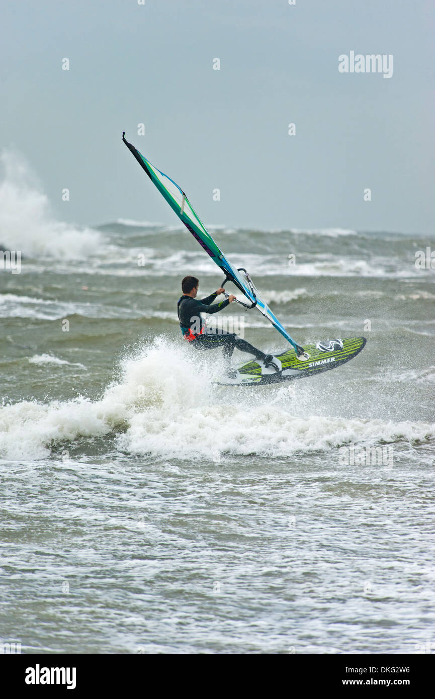 Surfer a Rhosneigr Anglesey North Wales UK Foto Stock