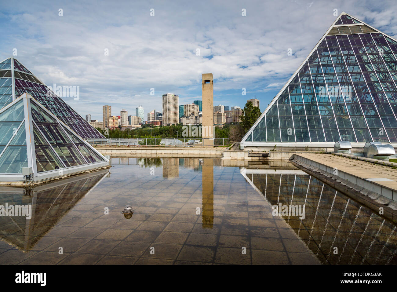 Il Conservatorio Muttart Piramidi e lo skyline della città di Edmonton, Alberta, Canada. Foto Stock
