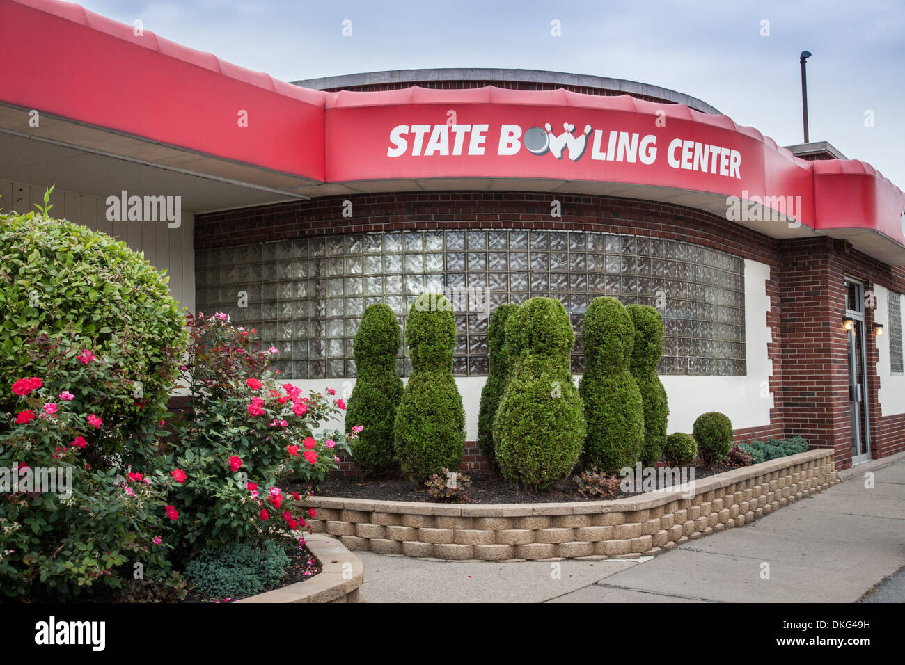 Bowling con arbusti tagliati a forma di spine di bowling. Ilion, nello Stato di New York. Foto Stock