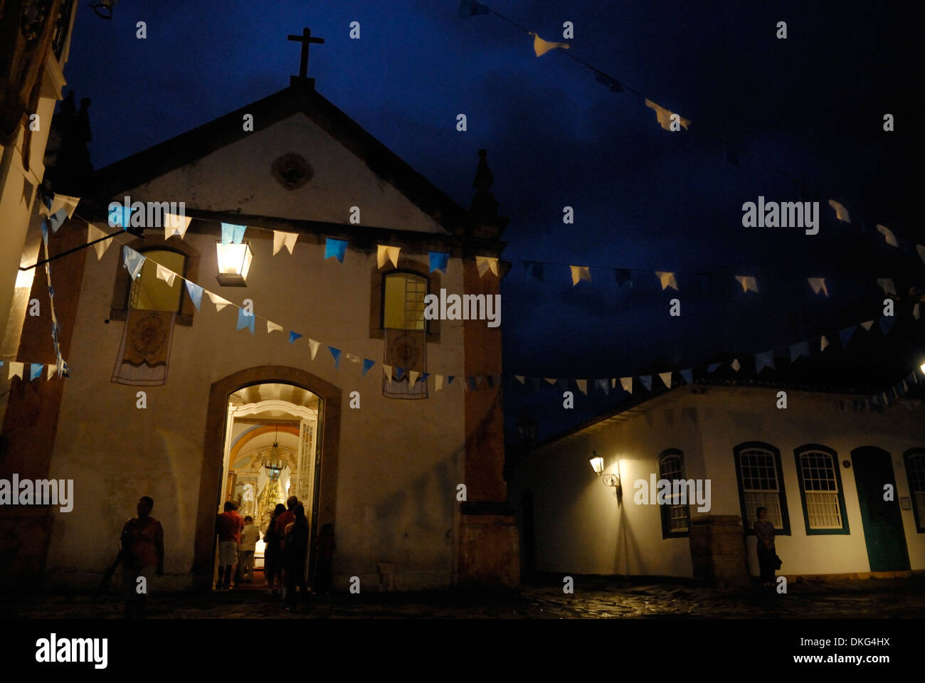 Il Brasile, Paraty: Chiesa parata a Festa de Sao Benedito ha raggiunto la chiesa Igreja de Nossa Senhora do Rosário e São Benedito. Foto Stock