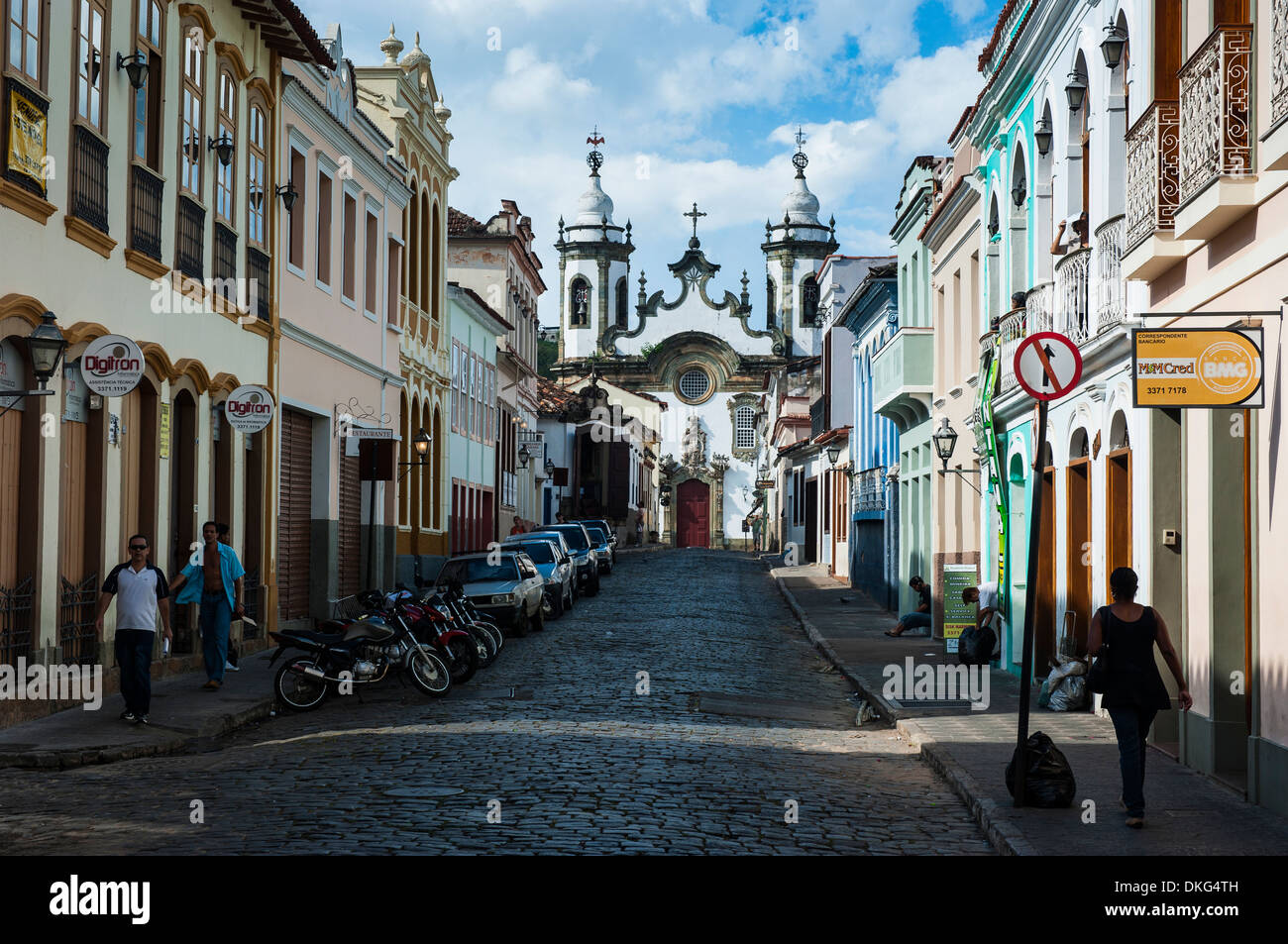 Strada con gli edifici coloniali che conduce alla Nossa Senhora do Carmo chiesa di Sao Joao del Rei, Minas Gerais, Brasile Foto Stock