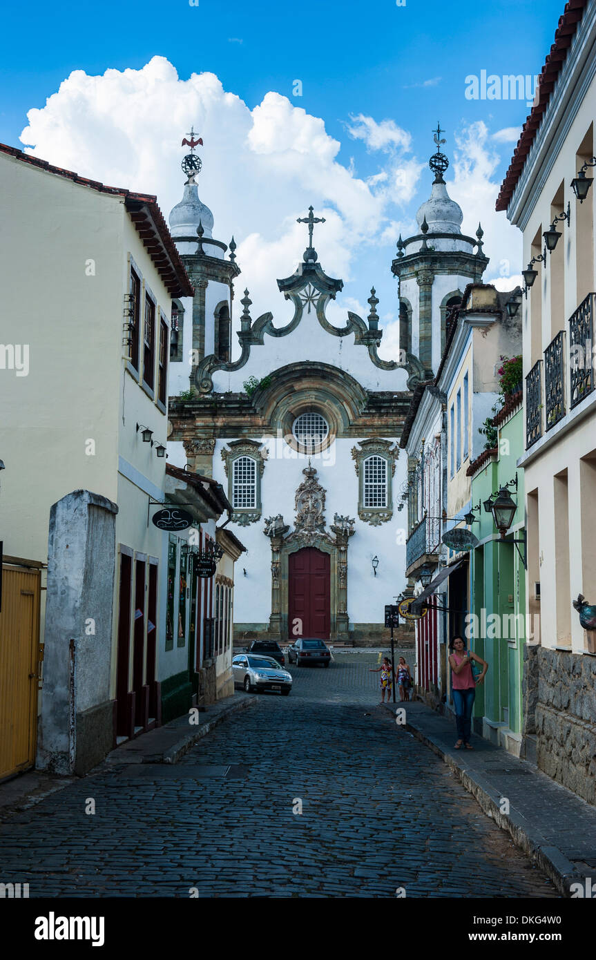 Strada con gli edifici coloniali che conduce alla Nossa Senhora do Carmo chiesa di Sao Joao del Rei, Minas Gerais, Brasile Foto Stock