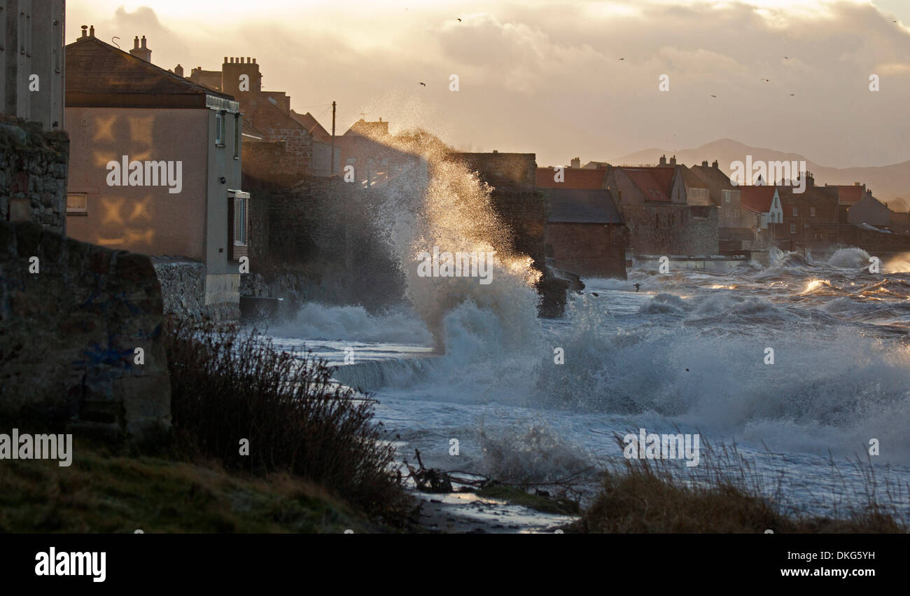 5 dicembre 2013 Prestonpans, East Lothian, Scozia Regno Unito, inondazioni costiere che minacciano le case sulla costa orientale, a causa del mare mosso e del rischio di onde alte e acqua che si muove molto velocemente. Foto Stock