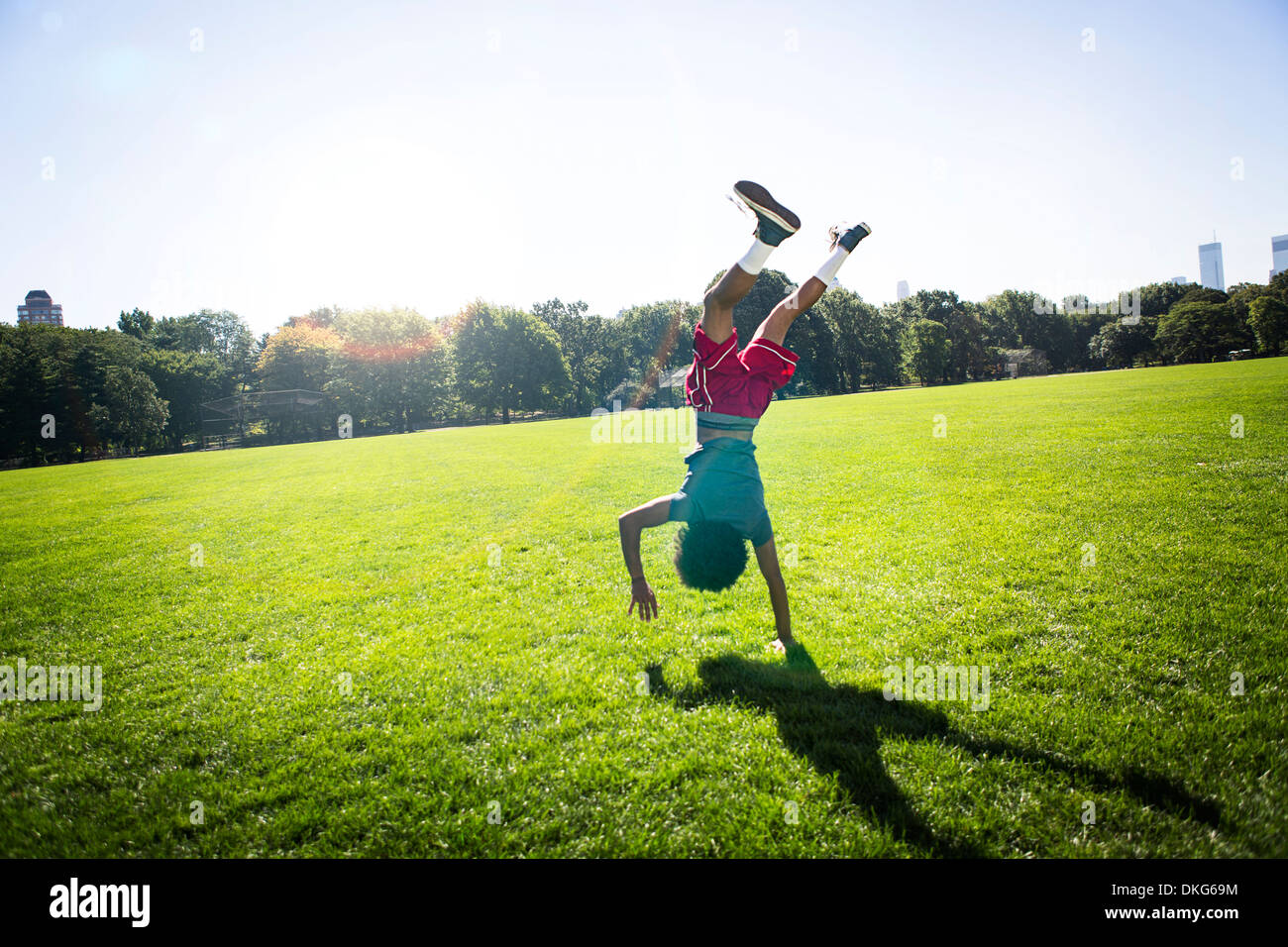 Giovane uomo facendo appoggiate in posizione di parcheggio Foto Stock