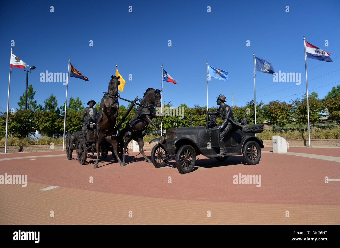 Tulsa, Oklahoma, "East meets West' Route 66 statua di Cyrus Avery e famiglia in un modello T incontro un cavallo disegnato carrello. Foto Stock