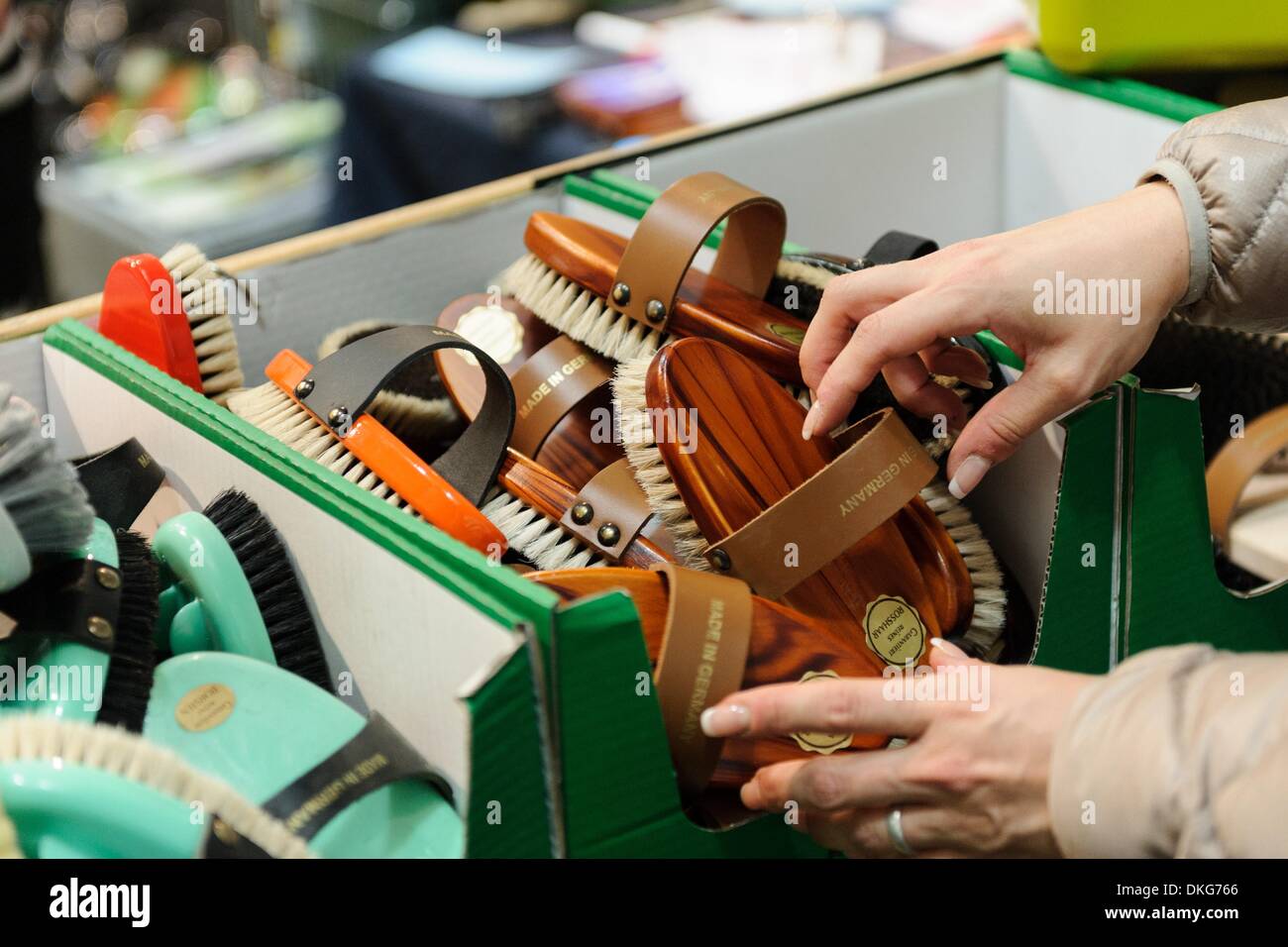 Hannover, Germania. 05 Dic, 2013. Currycombs e spazzole sono presentati a cavallo in plastica dei capi durante il "Cavallo e Hunt' (lit.) fiera di Hannover, Germania, 05 dicembre 2013. La fiera si svolge dal 05 al 08 dicembre 2013. Foto: TOBIAS KLEINSCHMIDT/dpa/Alamy Live News Foto Stock