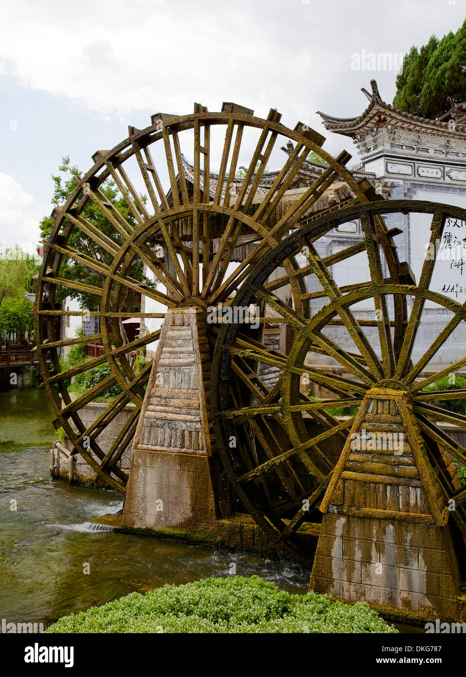 Mulino ad acqua nella città vecchia di Lijiang, Sito Patrimonio Mondiale dell'UNESCO, della provincia dello Yunnan in Cina e Asia Foto Stock