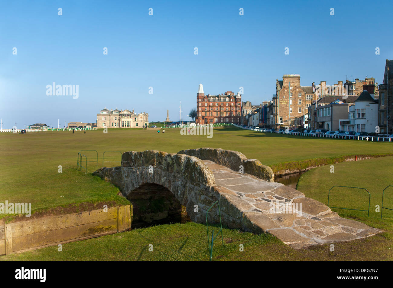 Saint Andrews Old Course Scozia Swilken Burn, Swilken Bridge e R&una clubhouse. Foto Stock