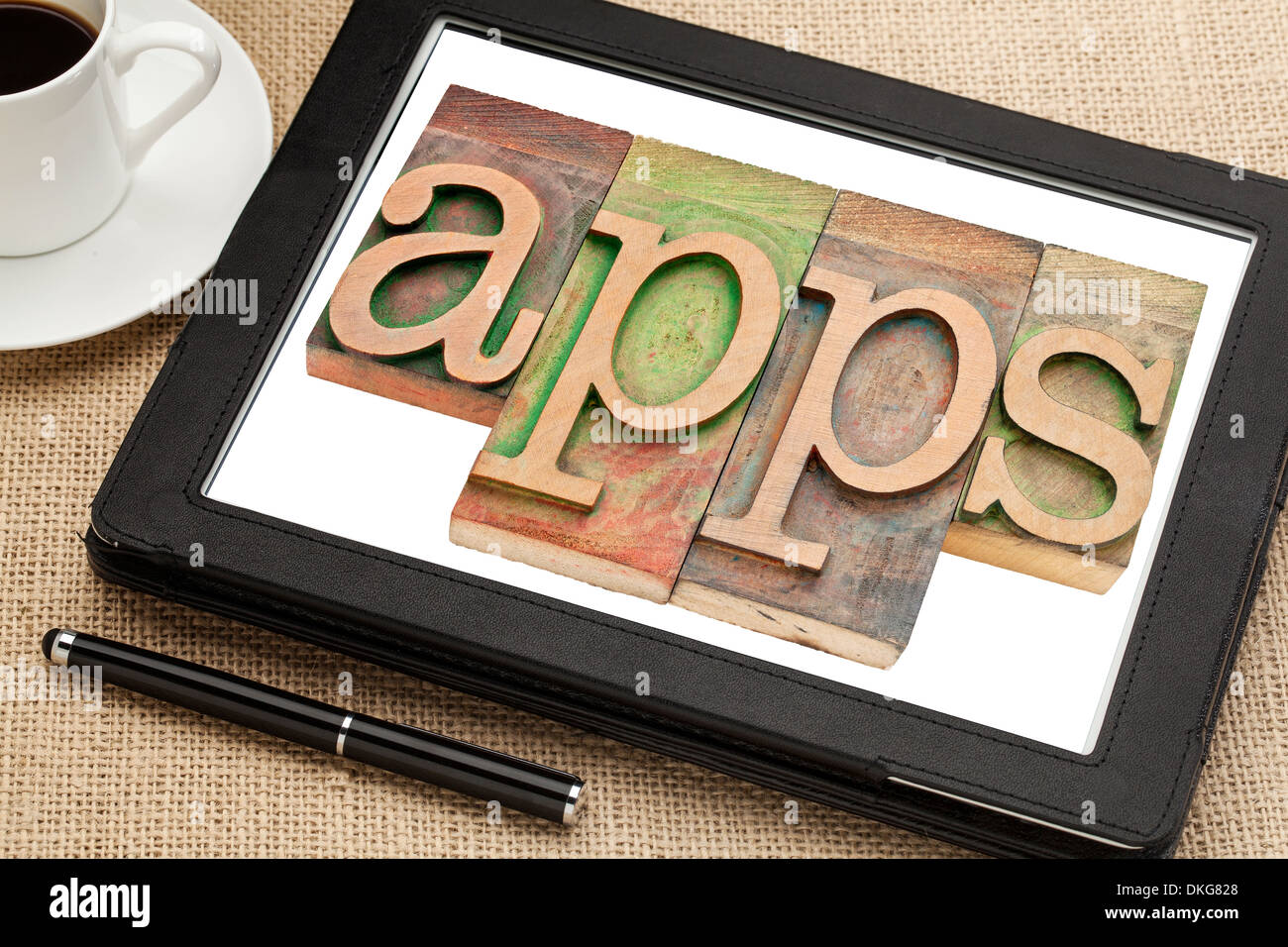 Le applicazioni (app) word in rilievografia vintage tipo di legno su una tavoletta digitale con una tazza di caffè Foto Stock