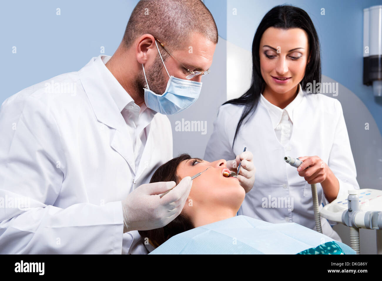 Dentista con assistente e paziente Foto Stock