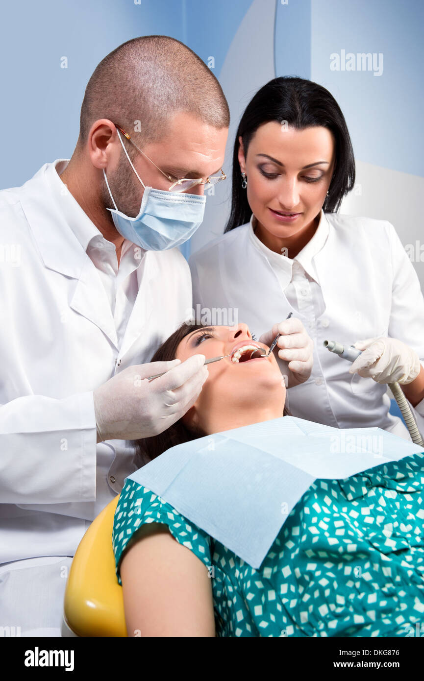 Dentista con assistente e paziente Foto Stock